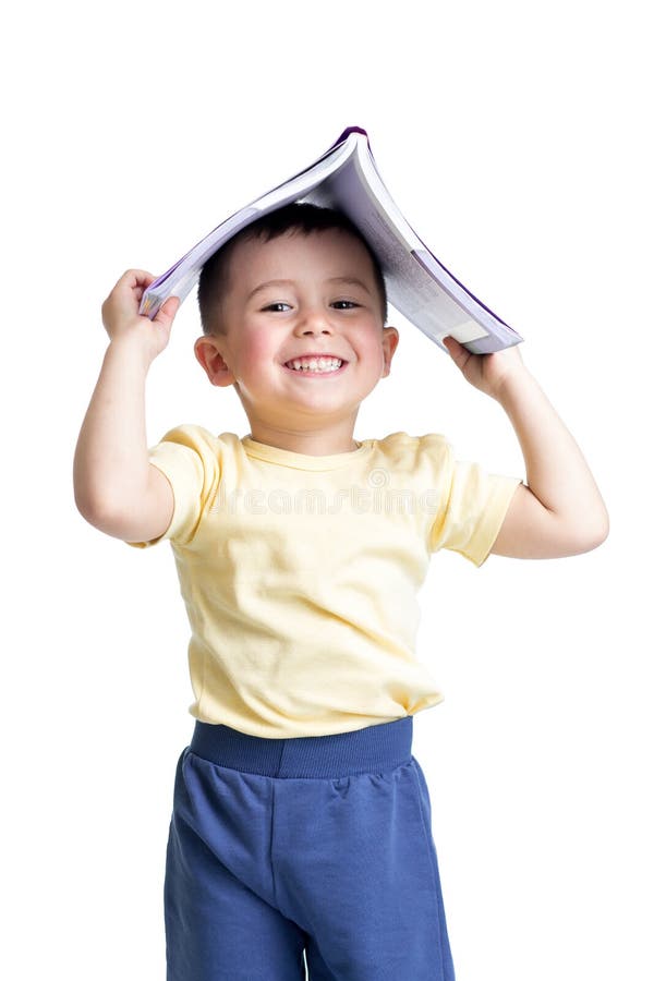 Vorschülerkind mit einem Buch über seinem Kopf