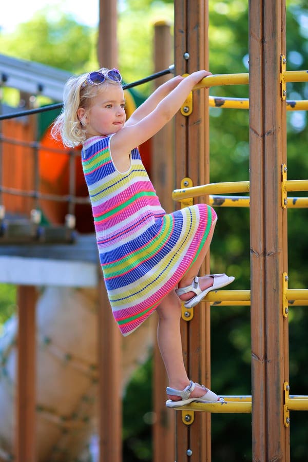 Vorschülermädchen am Spielplatz stockbild Vorschülermädchen am Spielplatz stockbild