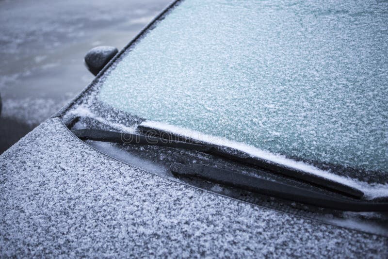 Vorst op een auto op een de Winterochtend stock foto's Vorst op een auto op een de Winterochtend stock foto's