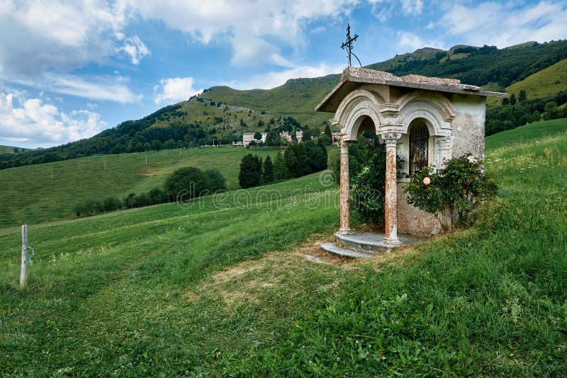 Votivo la capitale, votivo santuario, O votivo pilastro, piccolo cristiano religioso architettonico struttura sommerso Italiano campagna.