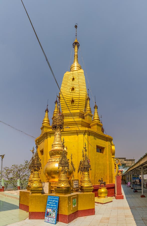 Votive stupas Berg Popa