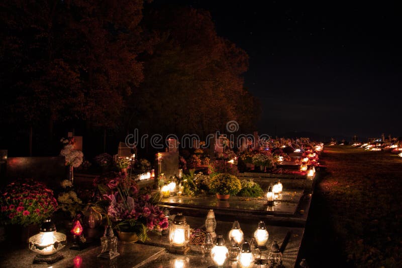Votive κάψιμο φαναριών κεριών στους τάφους στο σλοβάκικο νεκροταφείο στη νύχτα Όλο το Saints& x27 Ημέρα Σοβαρότητα όλων των Αγίω στοκ εικόνα με δικαίωμα ελεύθερης χρήσης Votive κάψιμο φαναριών κεριών στους τάφους στο σλοβάκικο νεκροταφείο στη νύχτα Όλο το Saints& x27 Ημέρα Σοβαρότητα όλων των Αγίω στοκ εικόνα με δικαίωμα ελεύθερης χρήσης