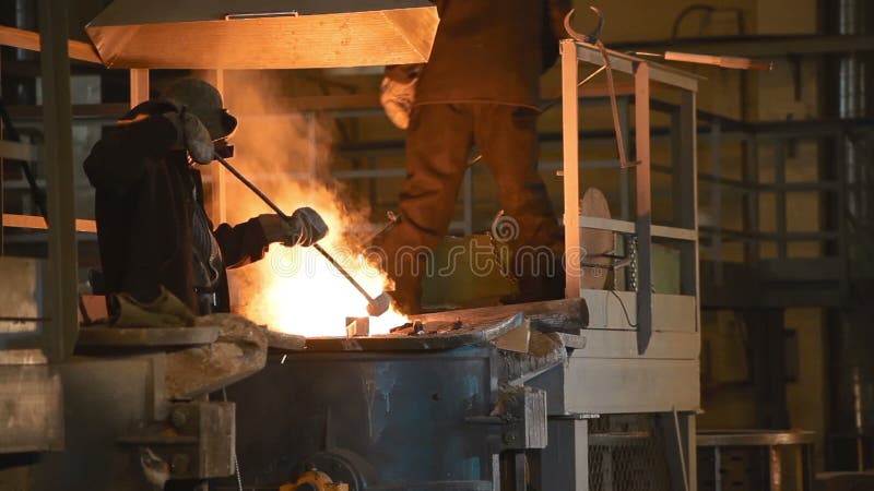 VOTKINSK RUSIA - MAYO DE 2014: fundición del hierro del trabajador que controla