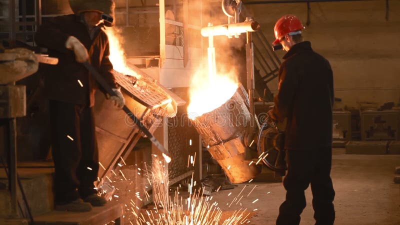 VOTKINSK RUSIA - MAYO DE 2014: Trabajo duro en la fundición industrial demasiado caliente