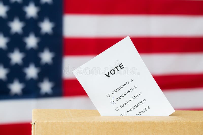 Voto insertado en ranura de la urna en la elección fotos de archivo libres de regalías Voto insertado en ranura de la urna en la elección fotos de archivo libres de regalías