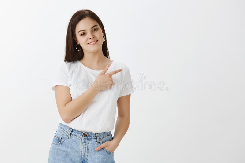 Vous devriez le vérifier vous-même Portrait de femme belle féminine avec les cheveux foncés, tenant la main dans le sourire de po photo libre de droits Vous devriez le vérifier vous-même Portrait de femme belle féminine avec les cheveux foncés, tenant la main dans le sourire de po photo libre de droits