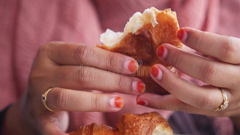 Vous pourrez savourer un croissant sur un après-midi confortable banque de vidéos