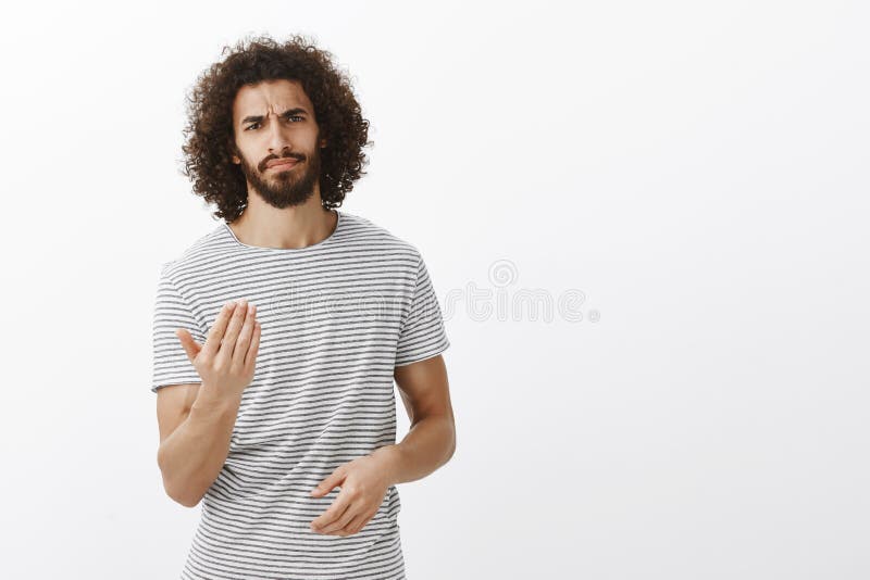 Vous voulez le combat, venez plus étroitement Portrait de mâle beau de musculine avec l'expression tracassée, étant pissé, fronça photos libres de droits Vous voulez le combat, venez plus étroitement Portrait de mâle beau de musculine avec l'expression tracassée, étant pissé, fronça photos libres de droits