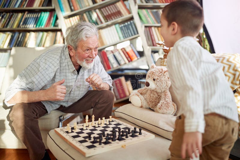 Diversão. Jogando Xadrez As Peças De Xadrez Se Movem Em Um Tabuleiro De  Xadrez Ao Jogar Um Jogo De Xadrez. Foto de Stock - Imagem de exterior,  tabuleiro: 227720566