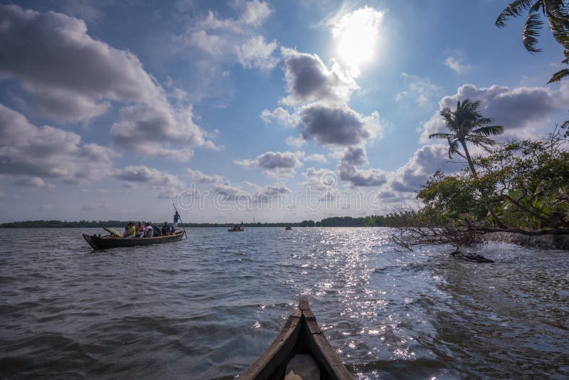 Voyage de cano? par le lac Ashtamudi, ?le de Munroe photos libres de droits Voyage de cano? par le lac Ashtamudi, ?le de Munroe photos libres de droits