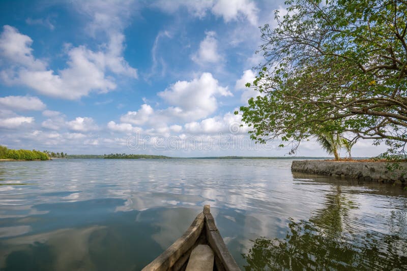 Voyage de cano? par le lac Ashtamudi, ?le de Munroe images libres de droits Voyage de cano? par le lac Ashtamudi, ?le de Munroe images libres de droits
