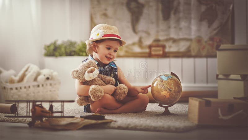 Voyage de concept fille d'enfant à la maison rêvant du voyage et du tourisme photos libres de droits