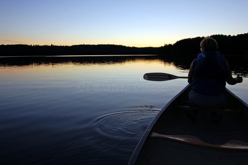 Voyage de coucher du soleil et de canoë photo stock Voyage de coucher du soleil et de canoë photo stock