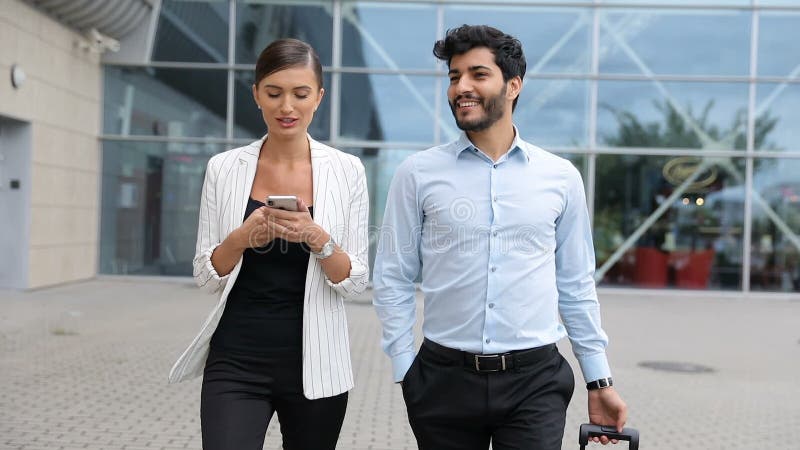 Voyage de travail Hommes d'affaires utilisant le téléphone marchant à l'aéroport clips vidéos
