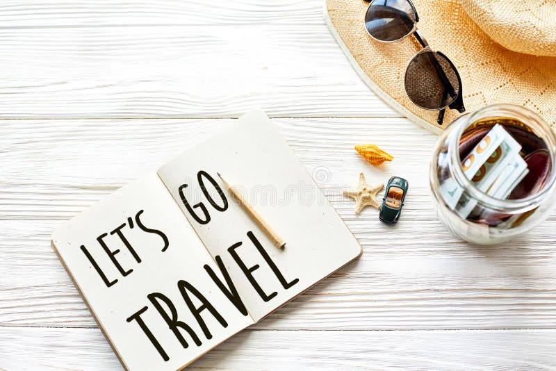 Voyage laissez le ` s aller concept de signe des textes de voyage sur le carnet planification image libre de droits Voyage laissez le ` s aller concept de signe des textes de voyage sur le carnet planification image libre de droits