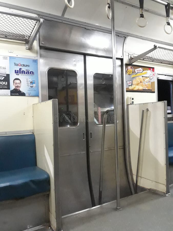 Voyage par chemin de fer le soir du 5 décembre 2018 à la gare ferroviaire d'Uttaradit, Thaïlande photographie stock libre de droits Voyage par chemin de fer le soir du 5 décembre 2018 à la gare ferroviaire d'Uttaradit, Thaïlande photographie stock libre de droits