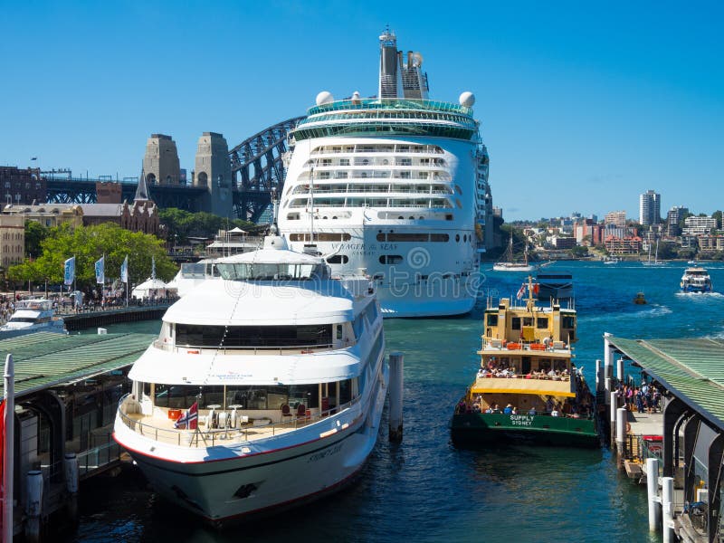 Voyager dei mari migliore nave da crociera, cuoco di capitano gira e traghetto di Sydney nell'un telaio della foto al porto di Sy fotografia stock