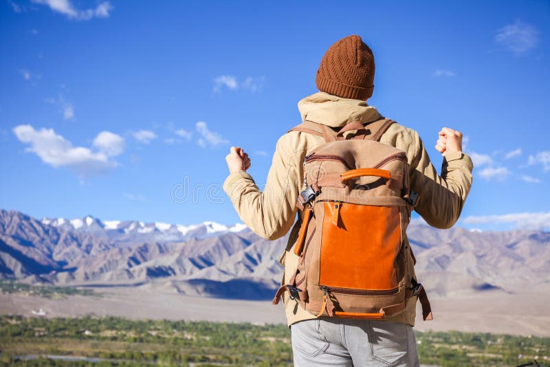Voyageur asiatique heureux encourageant sur la crête de montagne de neige à l'arrière-plan dans Leh, Ladakh, Inde photos libres de droits Voyageur asiatique heureux encourageant sur la crête de montagne de neige à l'arrière-plan dans Leh, Ladakh, Inde photos libres de droits