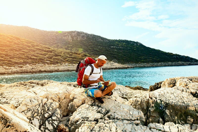 Voyageur avec une batterie solaire portative fix image stock Voyageur avec une batterie solaire portative fix image stock