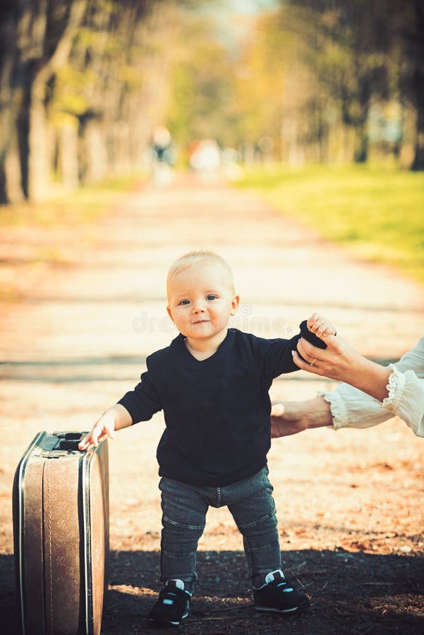 Voyageur d'enfant avec le bagage extérieur Petit garçon porter la rétro valise sur le paysage naturel Voyage d'enfant pour des va photographie stock libre de droits Voyageur d'enfant avec le bagage extérieur Petit garçon porter la rétro valise sur le paysage naturel Voyage d'enfant pour des va photographie stock libre de droits