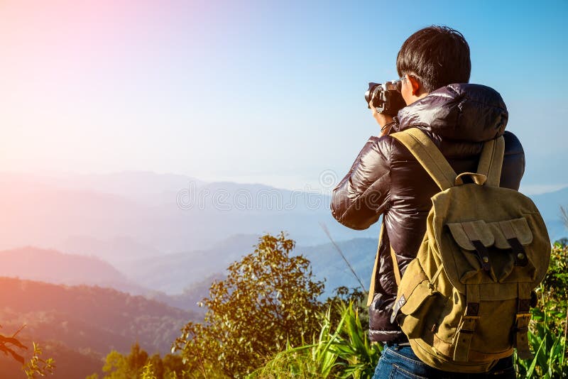 Voyageur d'homme avec l'appareil-photo et le sac à dos de photo photographie stock Voyageur d'homme avec l'appareil-photo et le sac à dos de photo photographie stock