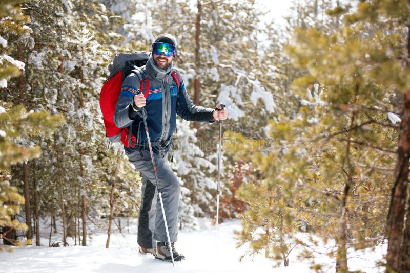 Voyageur d'homme avec le sac à dos augmentant l'escroquerie d'aventure de mode de vie de voyage photographie stock libre de droits Voyageur d'homme avec le sac à dos augmentant l'escroquerie d'aventure de mode de vie de voyage photographie stock libre de droits