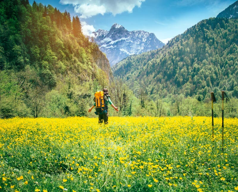 Voyageur de jeune homme avec la détente de sac à dos extérieure images libres de droits Voyageur de jeune homme avec la détente de sac à dos extérieure images libres de droits