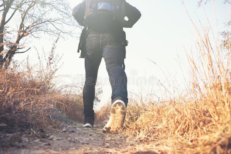 Voyageur de jeune homme avec la détente de sac à dos extérieure photos libres de droits Voyageur de jeune homme avec la détente de sac à dos extérieure photos libres de droits