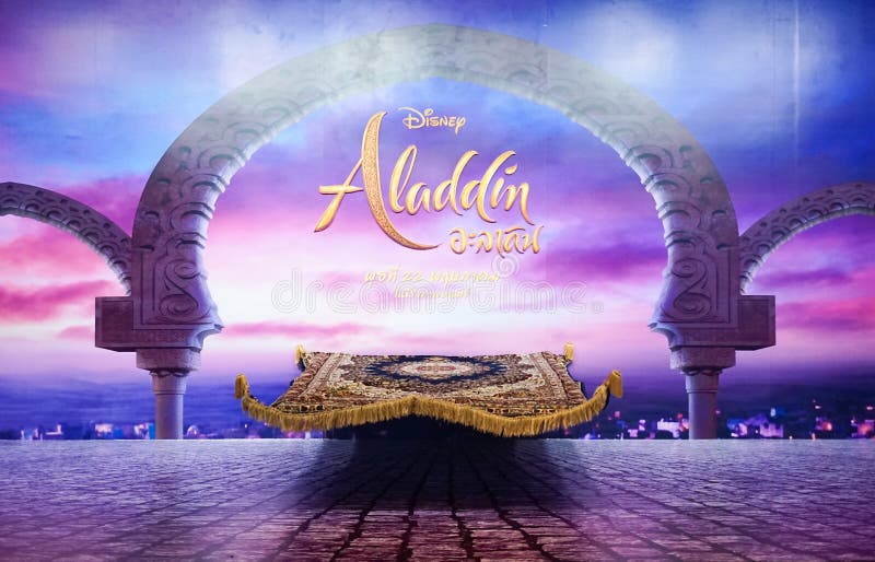 Voyageur debout de film d'un tapis magique devant une sc?ne cr?pusculaire dans Aladdin pour favoriser le film photographie stock Voyageur debout de film d'un tapis magique devant une sc?ne cr?pusculaire dans Aladdin pour favoriser le film photographie stock