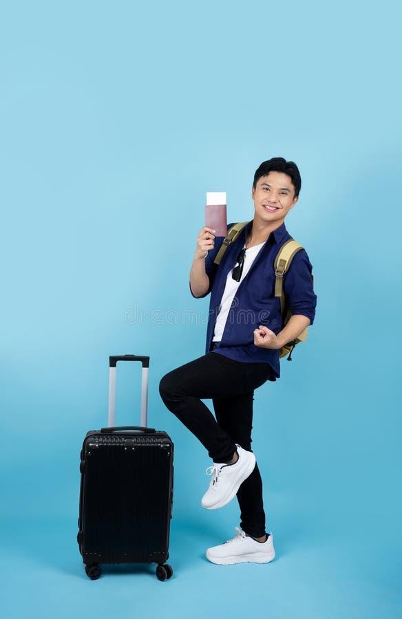 Voyageur homme porter vêtements décontractés chemise denim tenir valise passeport billet isolé sur fond bleu clair image libre de droits