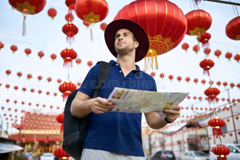 Voyageur sur la rue asiatique de ville Tir de lumière du jour images libres de droits Voyageur sur la rue asiatique de ville Tir de lumière du jour images libres de droits