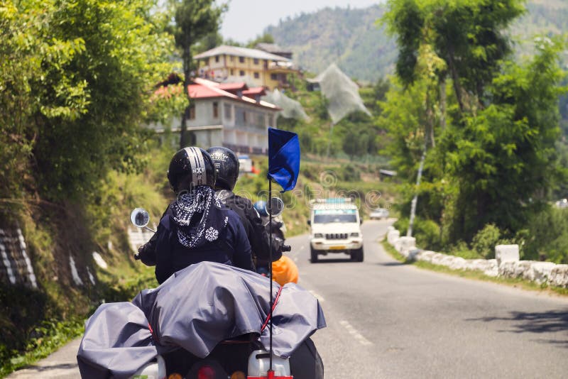 Voyageurs sur la longue distance de monte de motocyclette sur la route montagneuse de haute altitude de Himachal Pradesh images stock Voyageurs sur la longue distance de monte de motocyclette sur la route montagneuse de haute altitude de Himachal Pradesh images stock