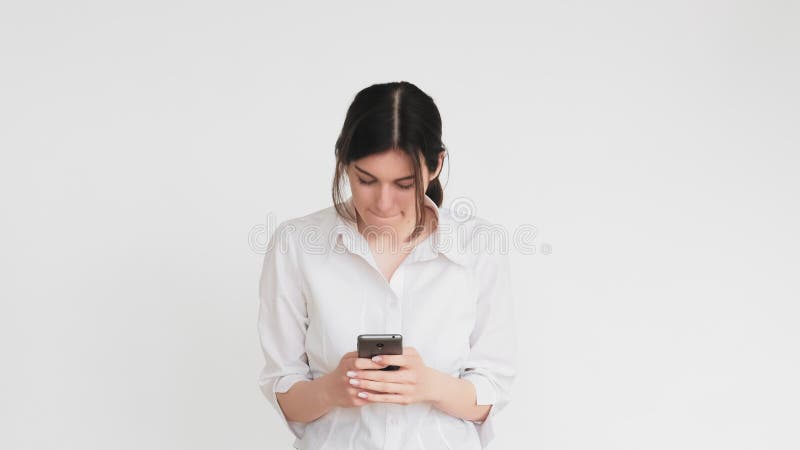 Voz irritada, mulher frustrada digitando mensagem telefone