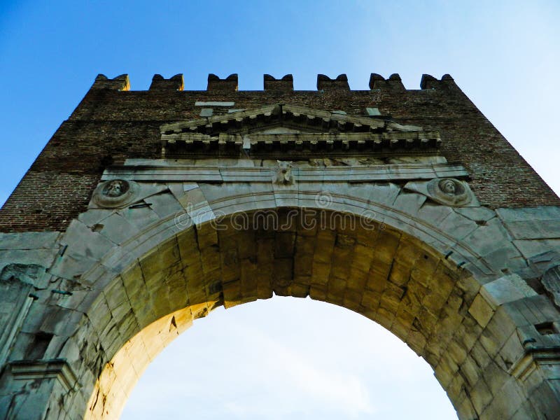 Voûte d'Augustus à Rimini - porte romane antique de la ville - point de repère historique de l'Italie, la voûte historique et cél images libres de droits Voûte d'Augustus à Rimini - porte romane antique de la ville - point de repère historique de l'Italie, la voûte historique et cél images libres de droits