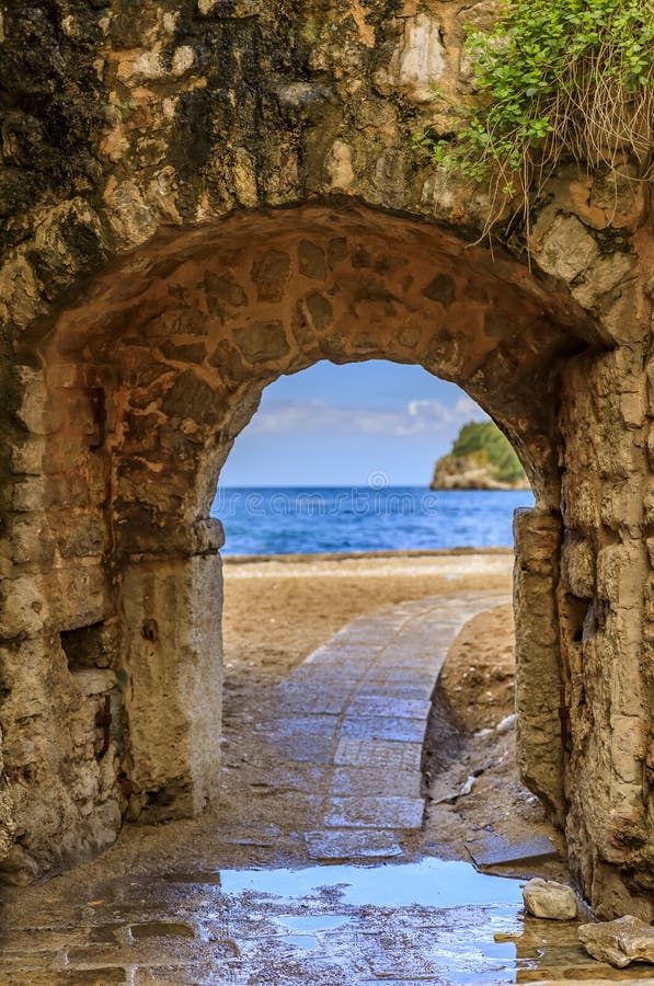 Voûte de brique et chemin pittoresques de la vieille ville médiévale ouverte sur la Mer Adriatique aux Balkans dans Budva, Montén