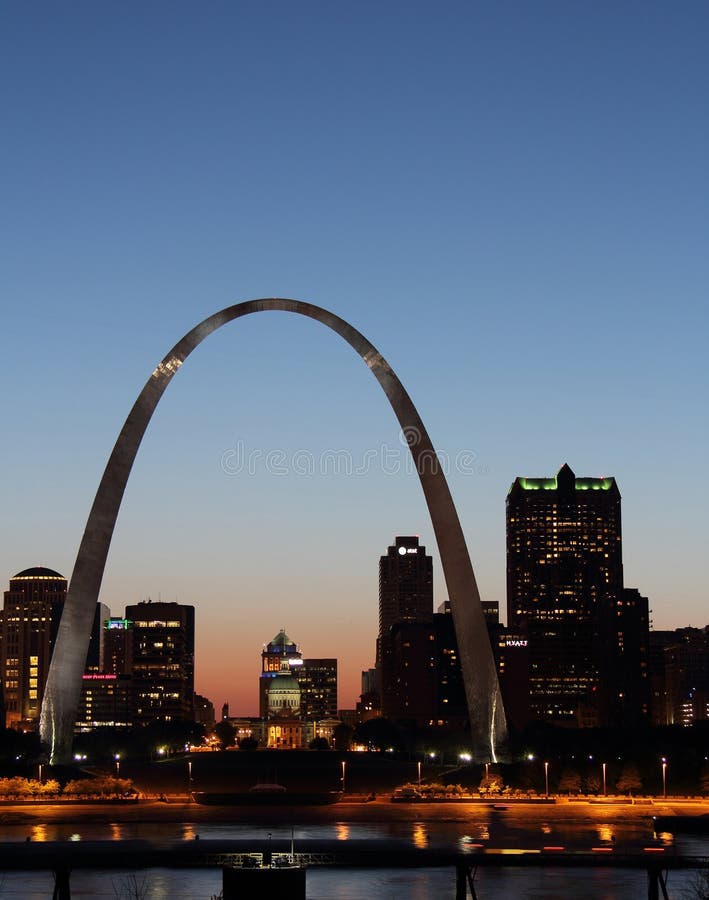 Voûte de Gateway dans la vue de nuit de St Louis photos libres de droits Voûte de Gateway dans la vue de nuit de St Louis photos libres de droits