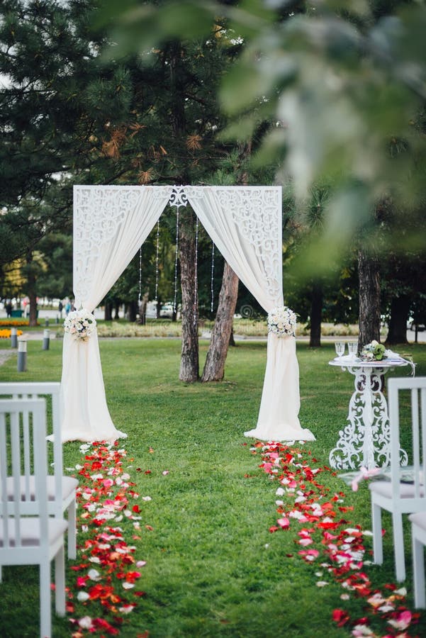 Voûte de mariage pour la cérémonie de mariage, décorée du tissu et photos libres de droits Voûte de mariage pour la cérémonie de mariage, décorée du tissu et photos libres de droits
