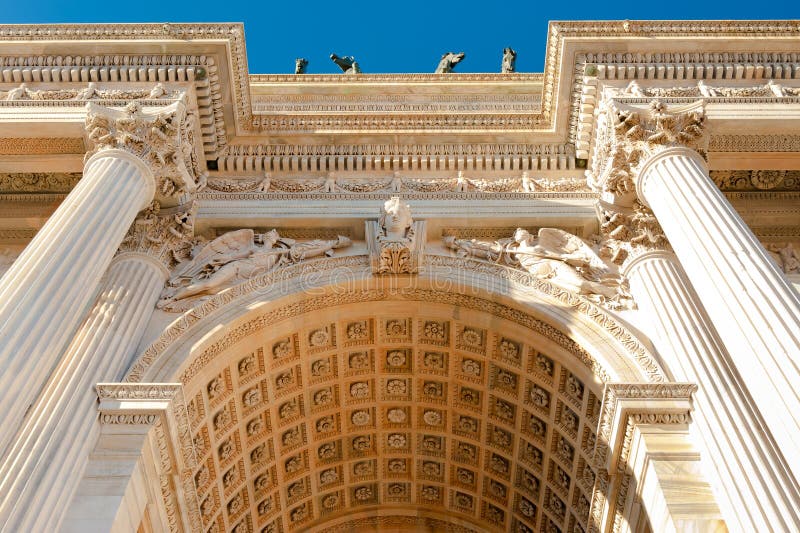 Voûte de paix de porte de Sempione à Milan photographie stock Voûte de paix de porte de Sempione à Milan photographie stock