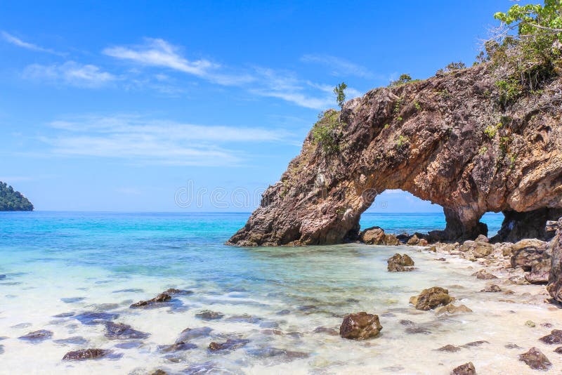 Voûte en pierre chez Khai Island, parc national de Tarutao, province de Satun, Thaïlande photographie stock libre de droits Voûte en pierre chez Khai Island, parc national de Tarutao, province de Satun, Thaïlande photographie stock libre de droits