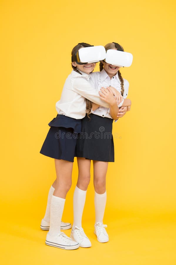 VR τεχνολογίες Τα ευτυχή παιδιά χρησιμοποιούν τη σύγχρονη τεχνολογία τα παιδιά φορούν τα ασύρματα γυαλιά VR εικονική πραγματικότη στοκ εικόνα VR τεχνολογίες Τα ευτυχή παιδιά χρησιμοποιούν τη σύγχρονη τεχνολογία τα παιδιά φορούν τα ασύρματα γυαλιά VR εικονική πραγματικότη στοκ εικόνα