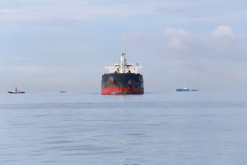 Vrachtschip in het overzees royalty-vrije stock fotografie Vrachtschip in het overzees royalty-vrije stock fotografie