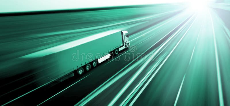 Vrachtwagen bij het de motieonduidelijke beeld van de asfaltweg