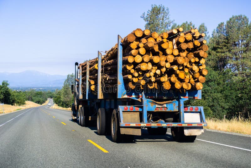 Vrachtwagen het vervoeren registreert dichtbij Redding, Californië stock afbeelding Vrachtwagen het vervoeren registreert dichtbij Redding, Californië stock afbeelding
