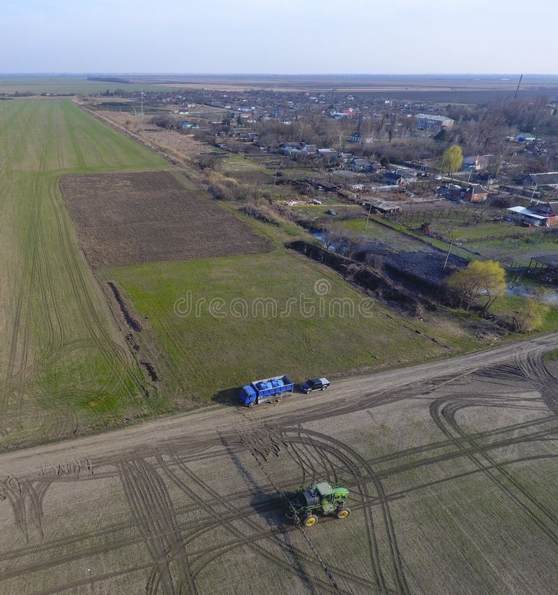 Vrachtwagen met pesticidetanks voor het opnieuw vullen van de neveltractor Tractor met scharnierend systeem om pesticiden te besp stock fotografie Vrachtwagen met pesticidetanks voor het opnieuw vullen van de neveltractor Tractor met scharnierend systeem om pesticiden te besp stock fotografie