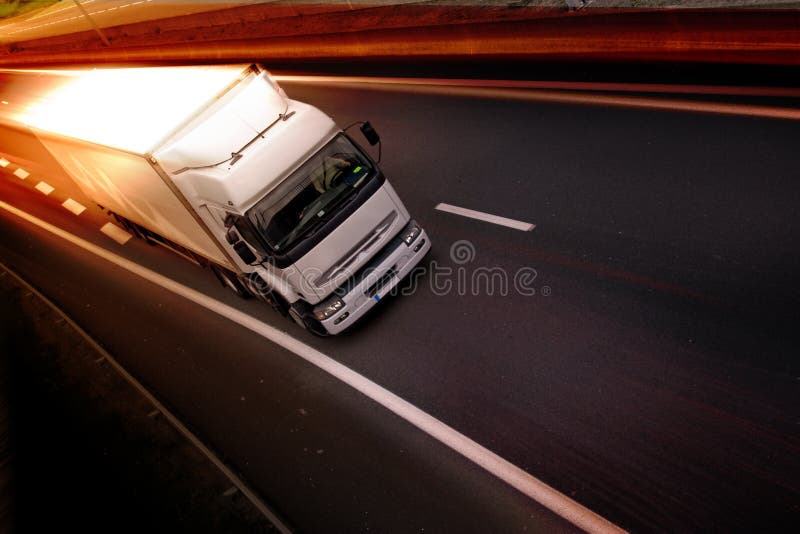 Vrachtwagen op weg stock fotografie Vrachtwagen op weg stock fotografie