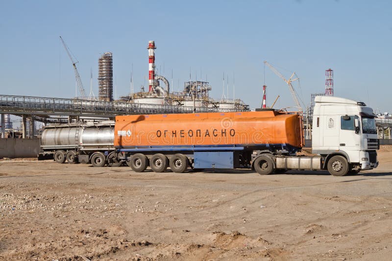 Vrachtwagens Met Tanks Voor Vervoer Van Aardolieproducten En C