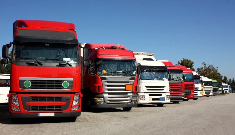 Vrachtwagens op een plaats van het wegparkeren Vrachtwagens op een plaats van het wegparkeren