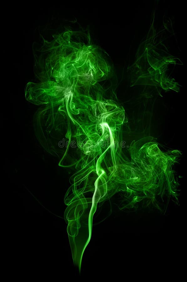 Vraie fumée verte sur le fond noir photos libres de droits Vraie fumée verte sur le fond noir photos libres de droits