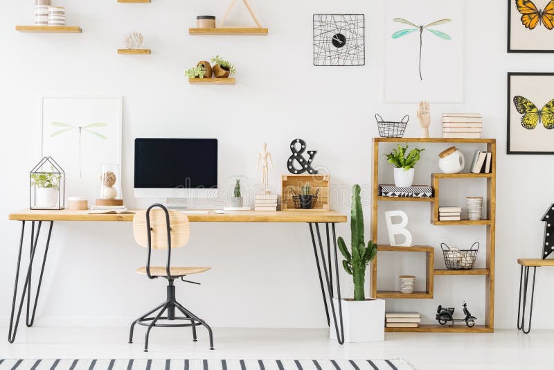 Vraie photo d'un intérieur simple de siège social avec un bureau, calcul photo stock Vraie photo d'un intérieur simple de siège social avec un bureau, calcul photo stock