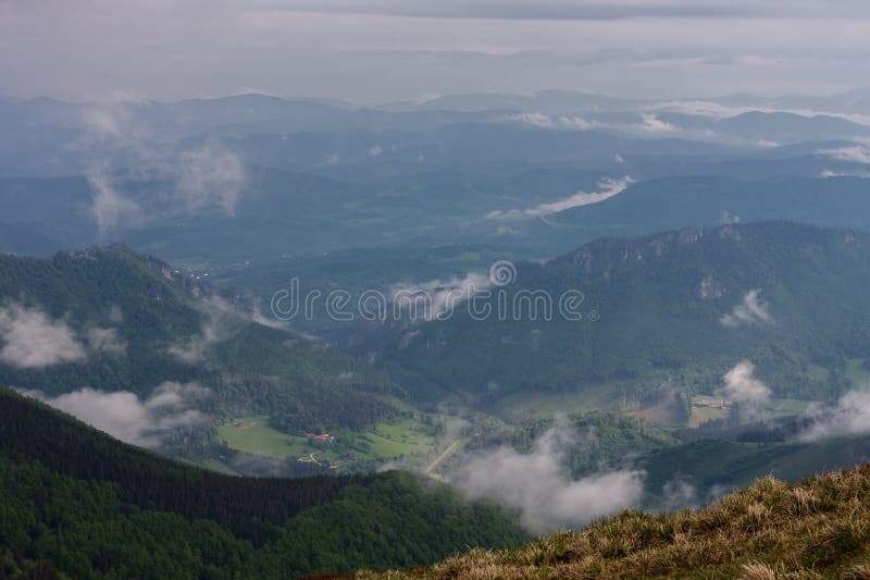 Vrátna dolina, Boboty, Štefanová, pohľad z Pekelníka, národný park malá Fatra, slovensko, jarný deň